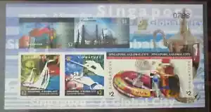 Singapur 2004 Global City Edición Limitada Logo Dorado Hoja de Recuerdo Imperforada - Imagen 1 de 4