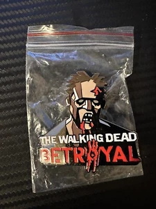 Prendedor esmaltado promocional SDCC The Walking Dead Betrayal 2023 LE Comic Con Zombie - Imagen 1 de 1