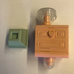Vintage 1991 Playskool viktorianisches Puppenhaus Wiegenlied Kommode LICHTER FUNKTIONIEREN NICHT - Bild 1 von 3