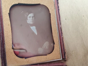 Sehr alte Daguerreotypie (Photo auf Kupferplatte) junger Herr i entspannter Pose - Bild 1 von 4