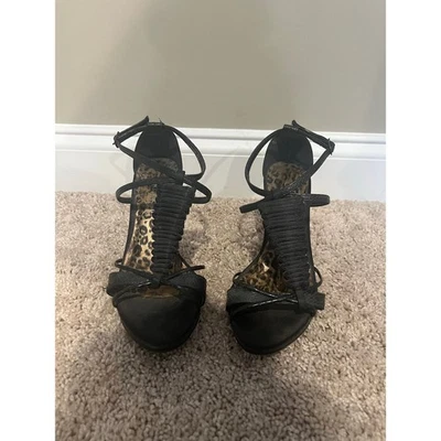 Zapatos de salón Cathy Jean Brasil con tiras negros 4" Stilleto negros para mujer talla 6 usados en excelente estado Foto 1 de 4