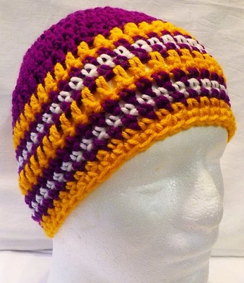  Gorro Calavera Sombrero PÚRPURA, DORADO, BLANCO NUEVO Hecho a Mano Crochet se adapta a adultos y adolescentes  Foto 1 de 4