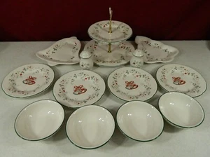 Pfaltzgraff Winterberry Snack Set 2 Livelli Vassoio, Ciotole, Piatti, S/P, Albero, Campana - Foto 1 di 12