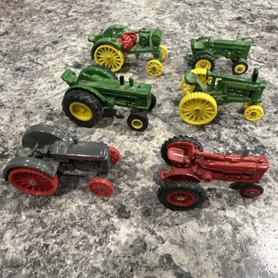 Tractores pequeños de metal fundido a presión y acero prensado John Deere Case Farmall IH Foto 1 de 2