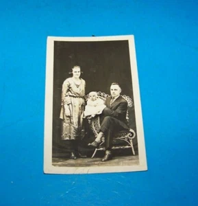 Vintage Echt Foto Postkarte Mutter & Vater mit Baby ( RPPC ) 1921 - Bild 1 von 2