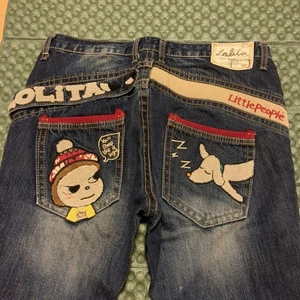 Jeans Yoshitomo Nara Lolita Collaborazione Rosso Taglia XXL Design Ricamo Usato - Foto 1 di 13