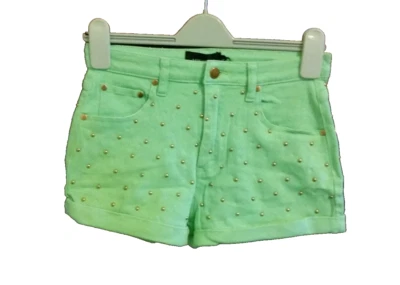 Minkpink 短裤女式小号高腰奖章钉铐腿完好可爱新品 — 第 1/4 张图片