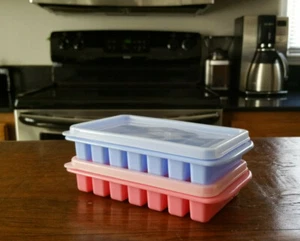 Casa rodante 2 piezas mini bandejas de cubitos de hielo con tapa oficina pequeña dormitorio frío y cámper rosa y azul - Imagen 1 de 6