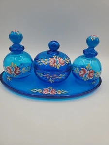 1902 blaues Westmoreland Glas 7tlg Kommode Set handbemalt Rosen signiert RAR - Bild 1 von 8