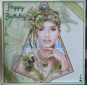 HANDGEMACHTE ART DECO FRÜHLING GEBURTSTAGSKARTE EINE DAME IN GRÜN MIT LILIENBLUMEN - Bild 1 von 3
