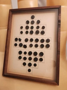 42 botones de costura antiguos victorianos de vidrio negro grabados enmarcados - Imagen 1 de 14