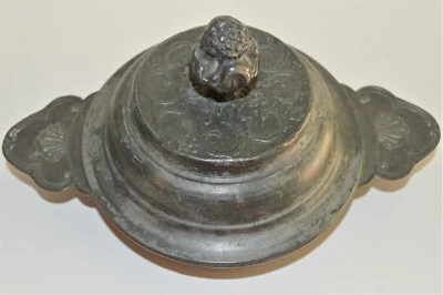 -BELLE ECUELLE POT COUVERT EN ETAIN HAUTE EPOQUE XVIII/XIXe dans son jus grenier - Photo 1/4