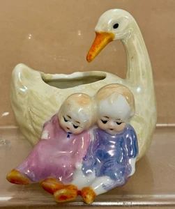 Ganso/cisne de porcelana Lusterware de colección con niños en reposo 3" W x 3,25" D x 3,25" T - Imagen 1 de 6