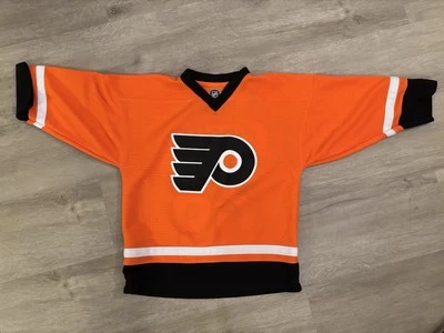 Молодежная хоккейная футболка Клода Жиру No28 из Philadelphia Flyers — экипировка для болельщиков НХЛ - Изображение 1 из 3