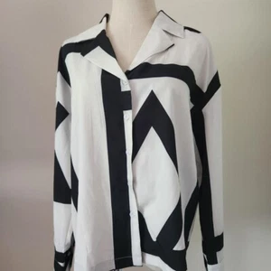 SHEIN Bluse schwarz & weiß abstraktes geometrisches Muster mit Knopfleiste. Größe Größe L. - Bild 1 von 8