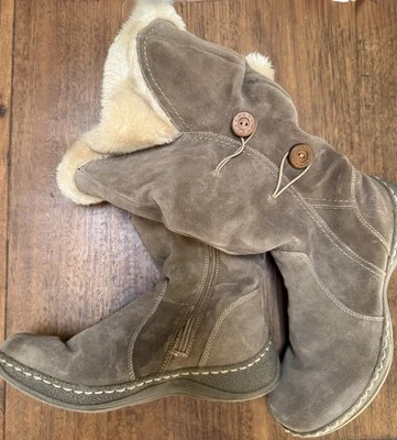 Botas de Invierno BareTraps Willing Gamuza Piel Sintética Forradas Cremallera Trasera Taupe Talla 8 1/2 Foto 1 de 4