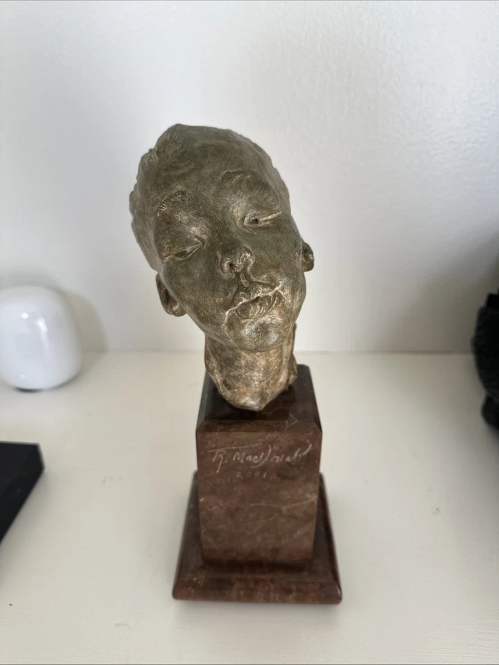 Escultura de Richard Macdonald Kiss Foto 1 de 3