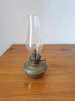 Petite lampe à pétrole ancienne en bronze avec mèche et globe 6x17 cm - Photo 1/4