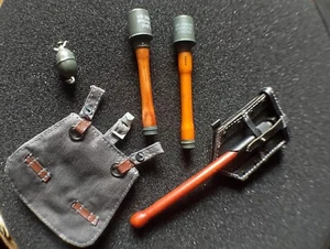 1/6 DRAGON DID WW II GERMAN BAG, SHOVEL AND STICK GRENADES: FABRIC, WOOD, METAL - Imagen 1 de 7
