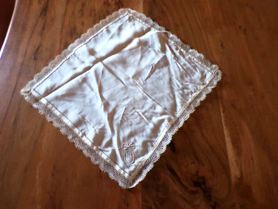 Linge ancien Mouchoir Pochette en soie écrue dentelle et mono ML - Photo 1/3