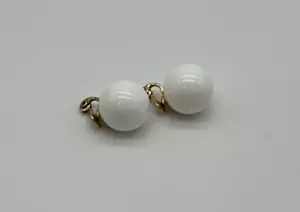 Orecchini Palla Vintage Monet Bianchi Firmati Clip-On Bellissimo Costume Vintage - Foto 1 di 4