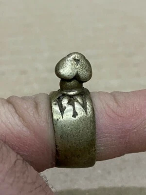 ANTIGUO ANILLO DE DEDO DE LATÓN CON FORMA DE LINGOZA HECHO A MANO RARO VINTAGE Foto 1 de 4