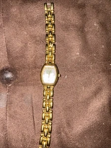 LADIES GOLDTONE BRACELET WATCH W GOLD FACE NEEDS BATTERY PARTS AND REPAIR  - Picture 1 of 7