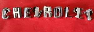 OEM 1960-61 Chevy Impala Bel Air Cromo CAPUCHA LETRAS "CHEVROLET" E5-70 - Imagen 1 de 7