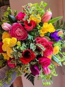 FRESH REAL FLOWERS Luxury Gift Bouquet Free Delivery - Picture 1 of 3