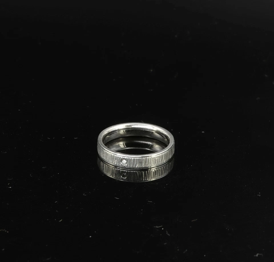 925/- Silberring mit weißen simulierten Diamanten, strukturiertes Muster, Gr. 57 - Bild 1 von 3