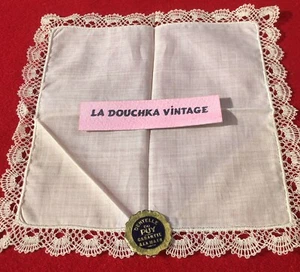 FRENCH 1920s WOMEN COTTON HANDKERCHIEF~ HAND CROCHETED LACE TRIMS ~ UNUSED & TAG - Picture 1 of 5