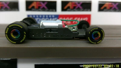 AFX RACING H.O. ESCALA MEGA G+ 1.7 CHASIS ESTRECHO LLANTAS ARCO IRIS NEUMÁTICO AMARILLO P-ZERO Foto 1 de 4