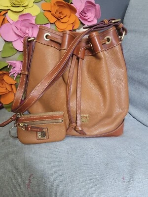 Bandolera Dooney & Bourke Saffiano Kendall CON BOLSA DE MONEDAS A JUEGO CADENA KEEY   Foto 1 de 4