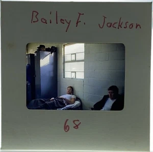 Foto diapositiva amateur de 35 mm 1968 militares coreanos hombres R&R Bailey Jackson en cuartel - Imagen 1 de 1
