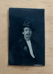 Antikes Farbfoto rauchender hübscher junger Mann 1,5" x 2,25" - Bild 1 von 3