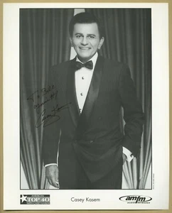 Casey Kasem (1932-2014) - American Top 40 - Bella foto grande firmata - anni 80 - COA - Foto 1 di 1