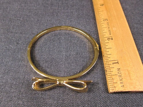 Bellissimo bracciale Kate Spade fiocco braccialetto incernierato tono oro ottime condizioni! Carino!