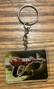 Ray Gun Schlüsselanhänger Call Of Duty Zombies Acryl Black Ops 6 Nachnahme Neu Woods Weaver - Bild 1 von 3