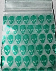 100 SMALL BAGGIES 2020 2" X 2" MINI Resealable POLY BAGS GREEN ALIEN - Picture 1 of 12