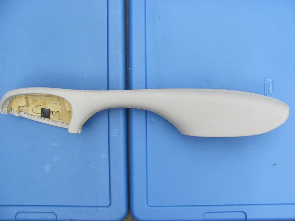 ПОДЛОКОТНИК ЛЕВОЙ ЗАДНЕЙ ДВЕРИ JAGUAR VANDEN PLAS NED БЕЛЫЙ GNC1273 1998 - 2003 - Изображение 1 из 1