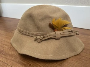 100% Wolle Pfirsichfilz Henry runder Hut Damen kleine Feder beige gelb orange - Bild 1 von 8