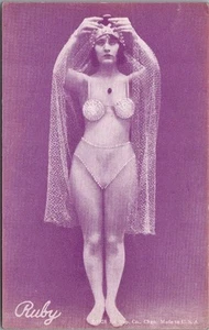 Tarjeta Arcade "RUBY" Morena en Disfraz PIN-UP GIRL Exhibit Supply Co. Años 1920 - Imagen 1 de 2
