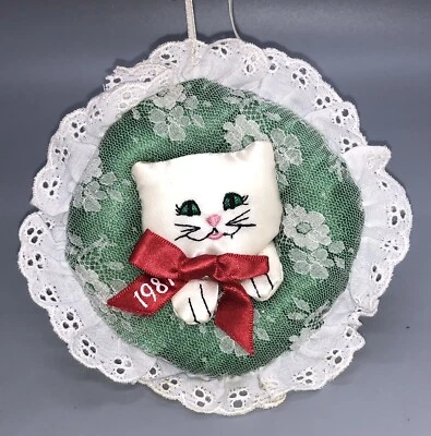 Adorno de árbol de Navidad de encaje satinado gatito gato gatito fiesta de lujo vintage 1987 Foto 1 de 4