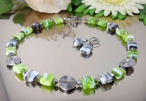 2er SET Kette + Ohrschmuck aus Lampwork GLAS Quadraten - grün grau + Edelstahl - Bild 1 von 4