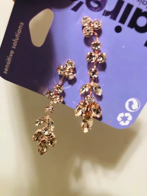 Pendientes colgantes de diamantes de imitación perforados florales en tono rosa de Claire's nuevos con etiquetas Foto 1 de 4