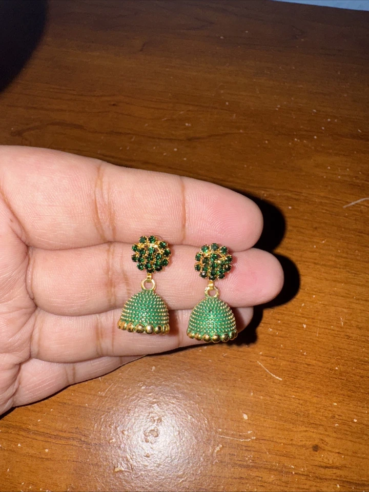 Mujer India Pequeño Jhumki  Foto 1 de 3