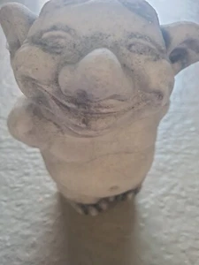 Steinfigur Troll Gnome Mit Blumen - Bild 1 von 5