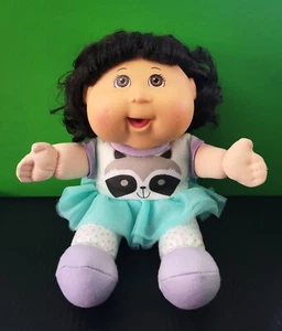 Cabbage Patch Kinder mit Waschbär Kleid sitzende Puppe Stofftier - Bild 1 von 4