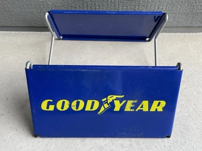 Letrero azul de doble cara porta neumáticos de metal GOODYEAR original de colección con logotipo amarillo con pie de ala Foto 1 de 4