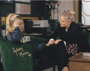 Sydney Martin / Vicky Myers **HANDSIGNIERT** 8x10 Foto ~ Coronation Street - Bild 1 von 1